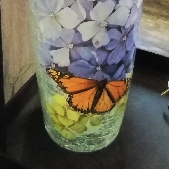 Stony Creek Hydrangea & Butterfly Light - Picture 3 of 11